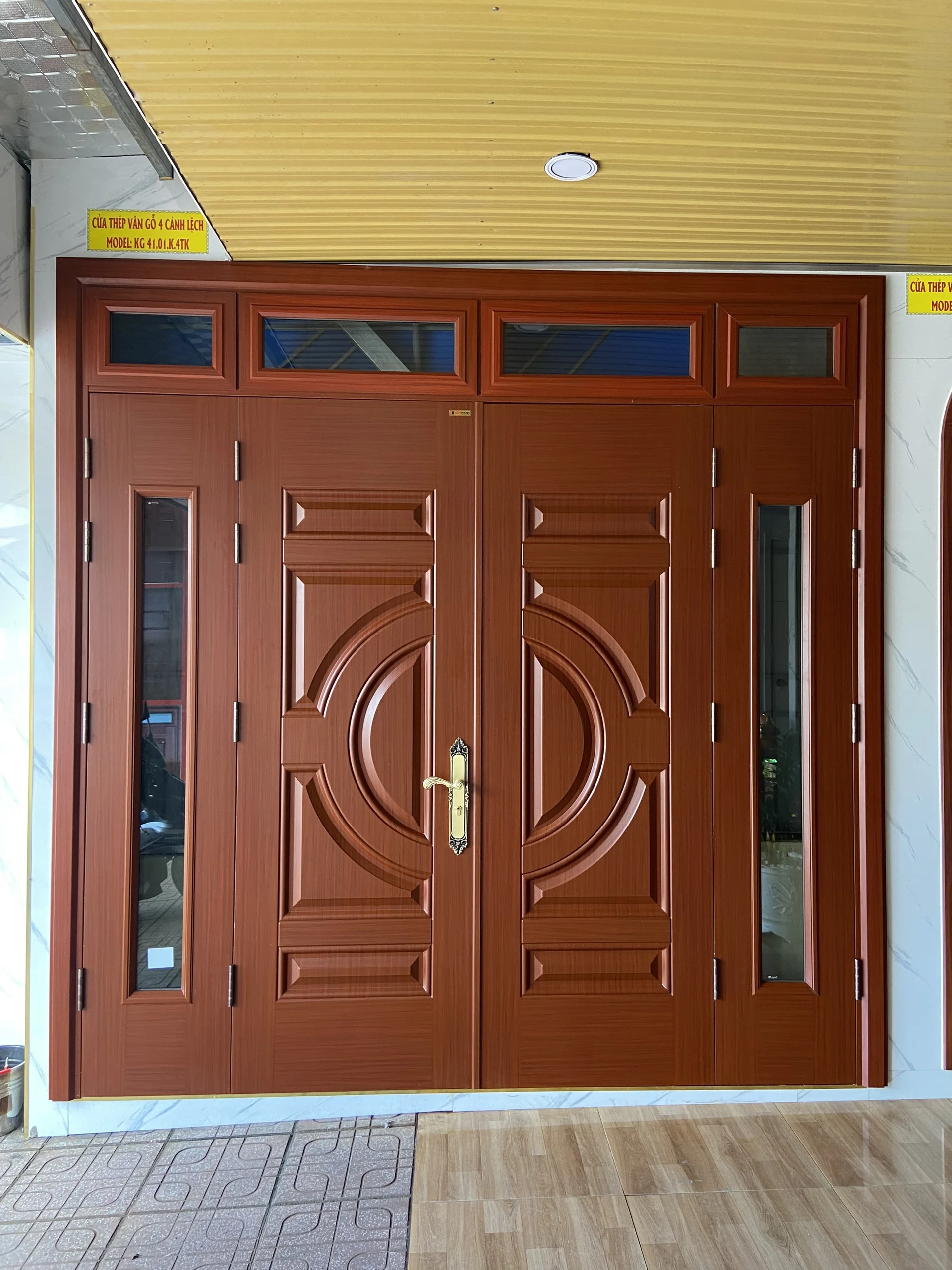 cửa thép vân gỗ 4 cánh lệch tại Nha Trang